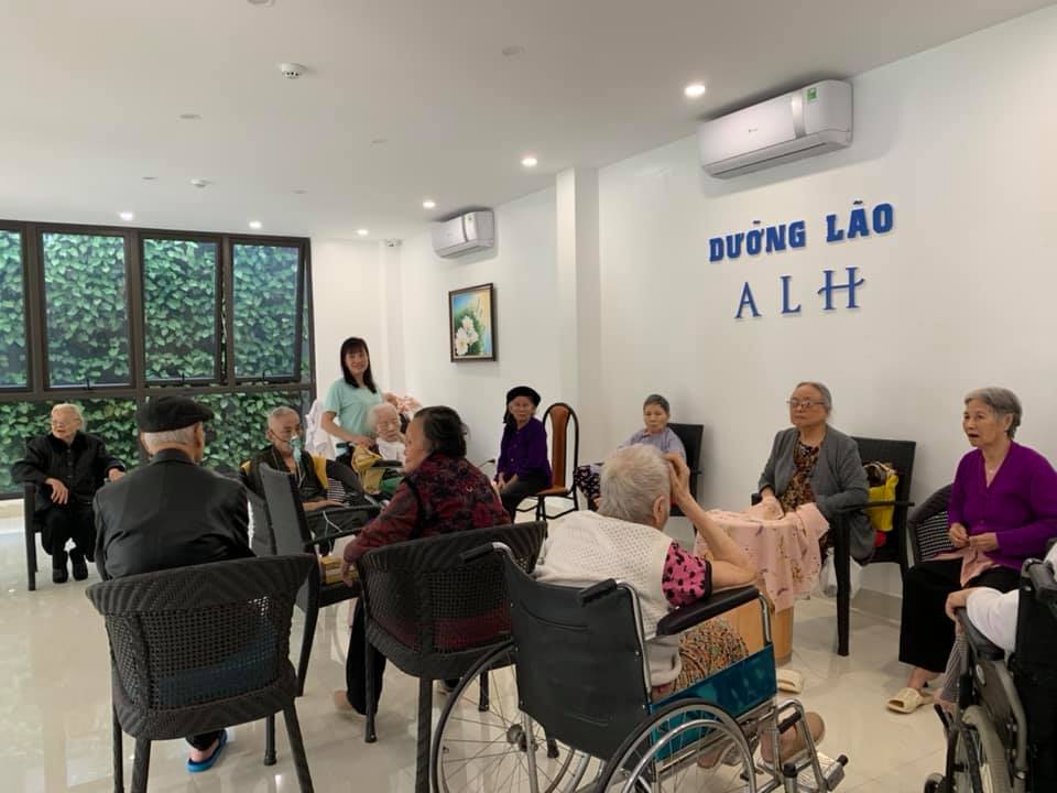Dịch vụ chăm sóc người già Hà Nội