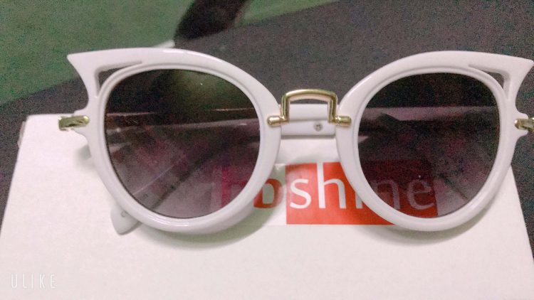 Очила за сонце со бела рамка