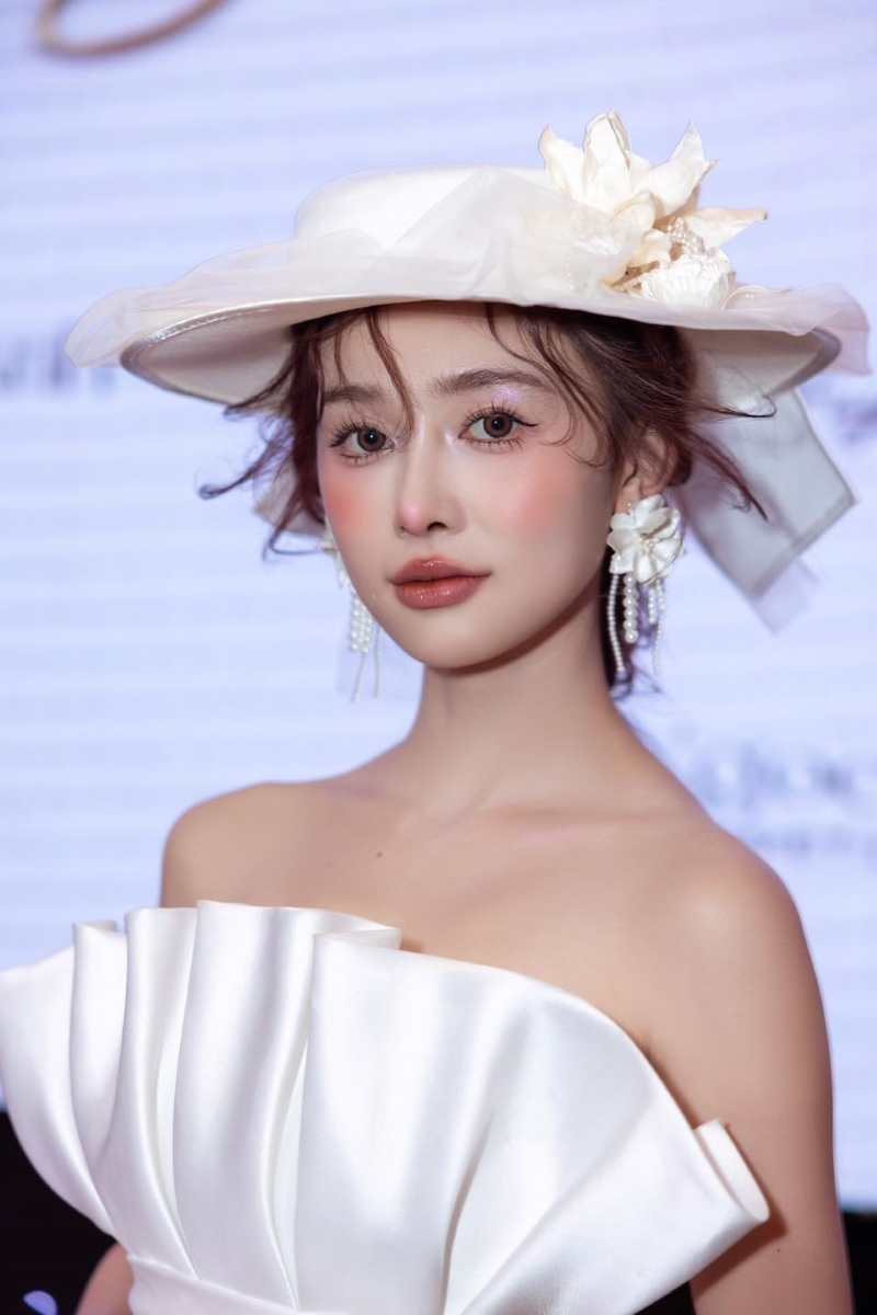 Hoa Ly Phạm Makeup Store & Academy