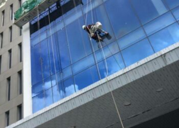 dịch vụ lau kính Sài Gòn giá rẻ