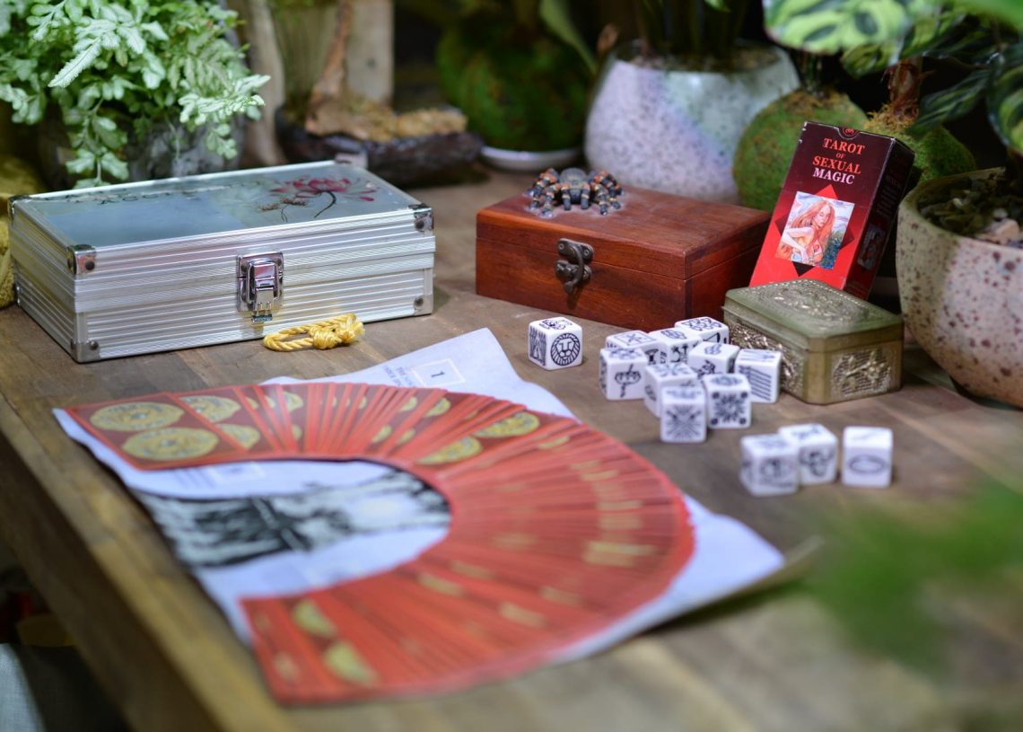 Black Collar Tarot