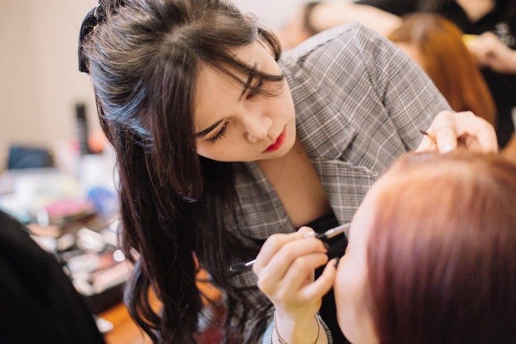 học trang điểm chuyên nghiệp Quảng Ninh