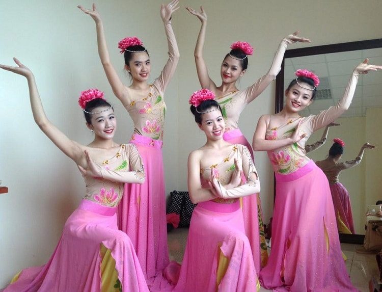 cho thuê trang phục biểu diễn đà nẵng