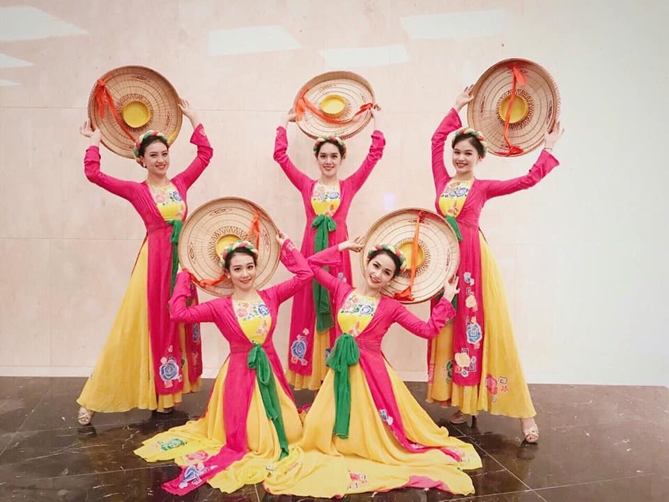 thuê trang phục biểu diễn hà nội