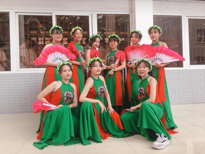 thuê trang phục biểu diễn hà nội