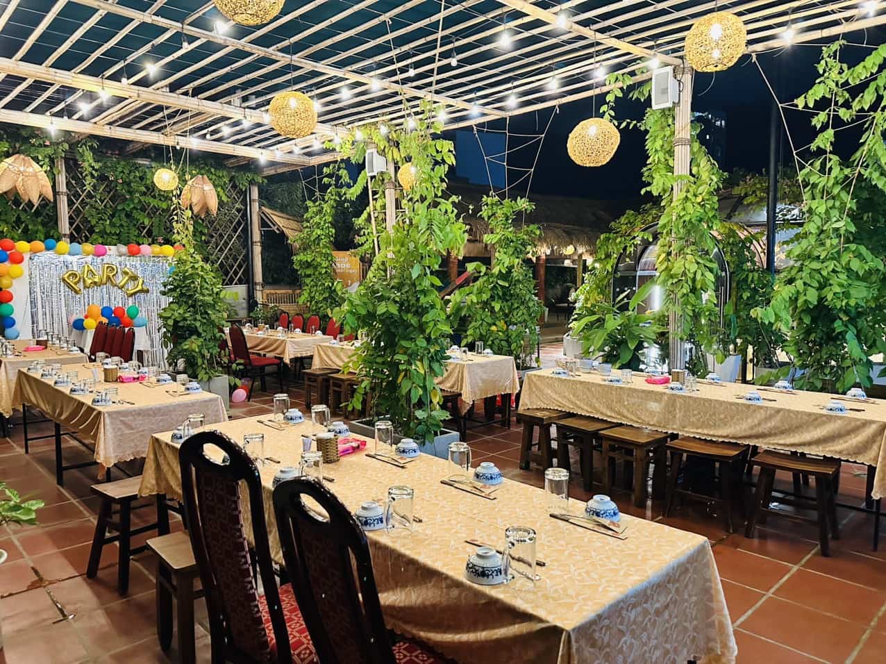 Nhà Hàng Xóm Mới Garden